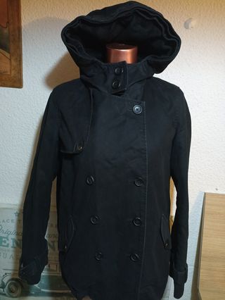 Chaqueta negra con capucha