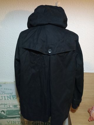 Chaqueta negra con capucha