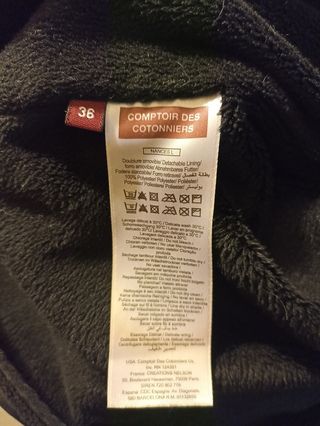 Chaqueta negra con capucha