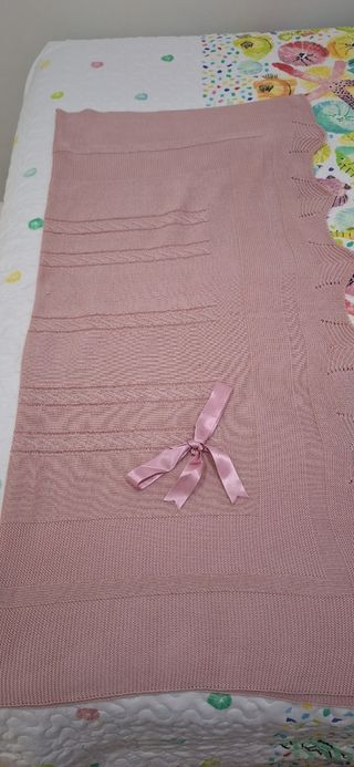 Manta tejida rosa para bebé