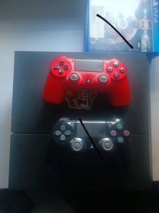 PS4 con mando rojo y negro