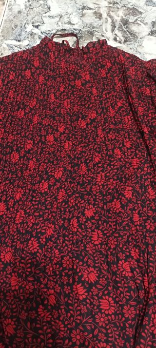 Blusa estampado floral (negro y rojo) de Mango
