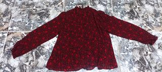 Blusa estampado floral (negro y rojo) de Mango