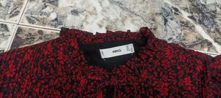 Blusa estampado floral (negro y rojo) de Mango