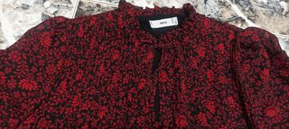 Blusa estampado floral (negro y rojo) de Mango
