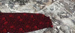 Blusa estampado floral (negro y rojo) de Mango