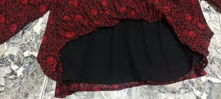 Blusa estampado floral (negro y rojo) de Mango