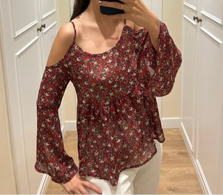 Blusa floral roja hombros descubiertos