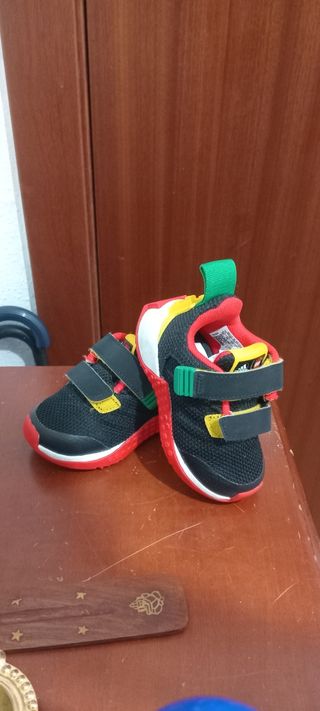Zapatillas Adidas Bebé Negro Rojo
Marca llego