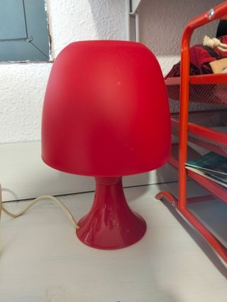Lámpara roja Ikea prácticamente nueva