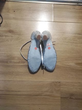 Zapatos de salón plateados con purpurina