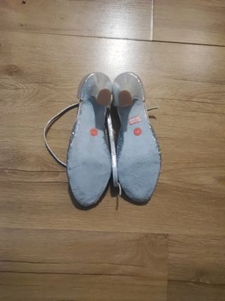 Zapatos de salón plateados con purpurina