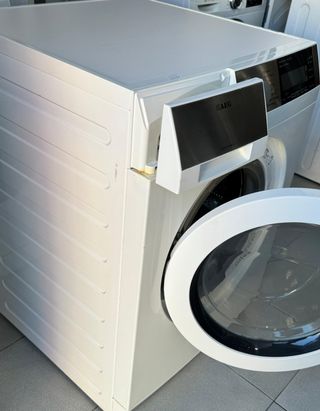 LAVADORA AEG DE 9 KILOS 
