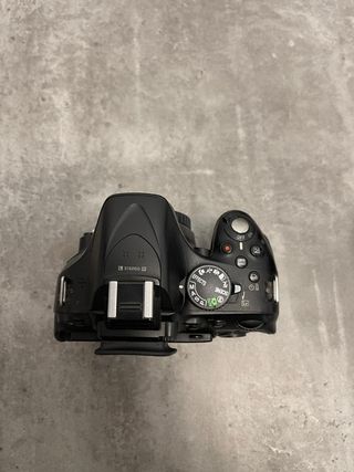 -Cámara Réflex Nikon D5200 + complementos