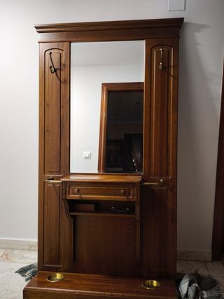 Recibidor de madera con espejo y paragüeros