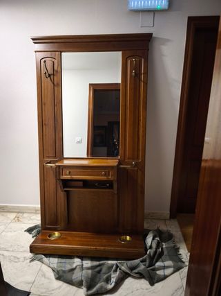 Recibidor de madera con espejo y paragüeros
