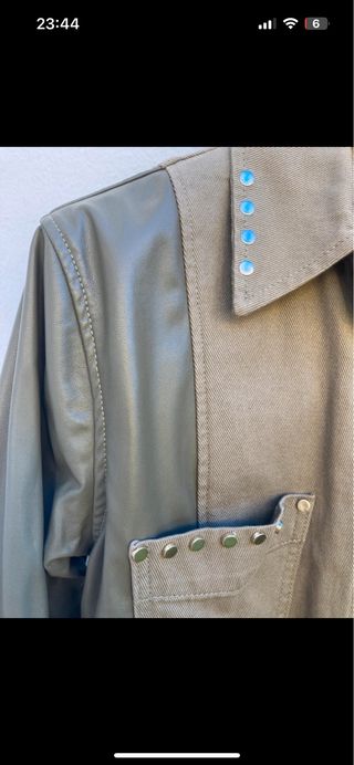 Chaqueta Zara verde militar con tachuelas