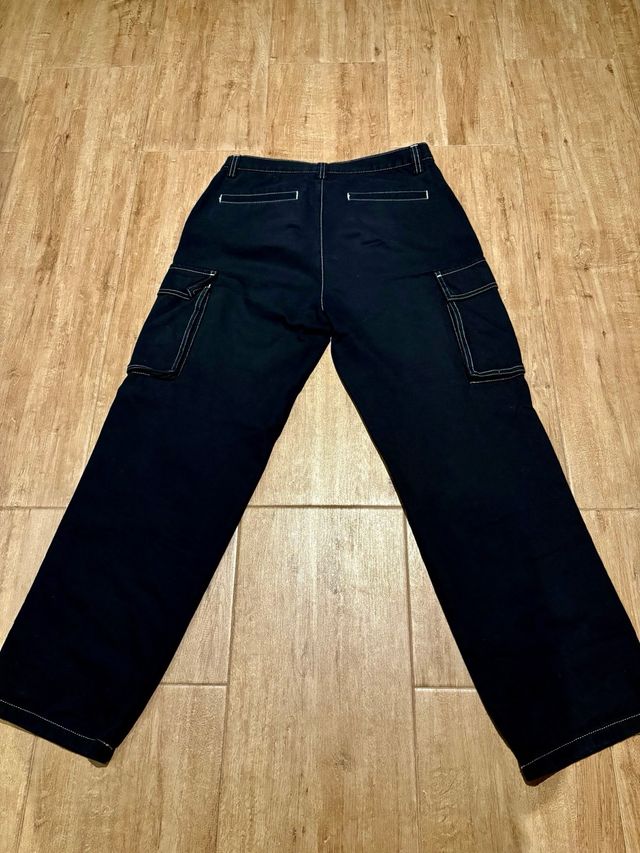 Pantalones cargo negros con pespuntes