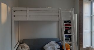 Litera alta blanca de madera Ikea