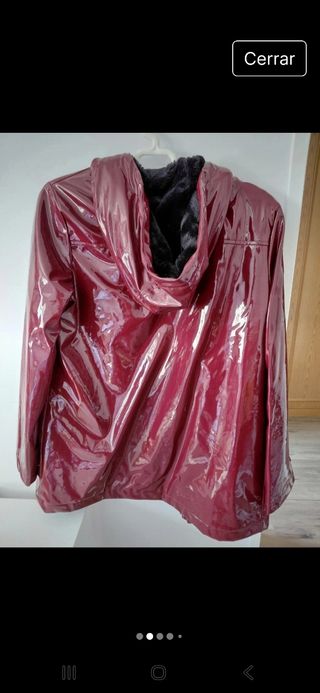 Chubasquero rojo brillante