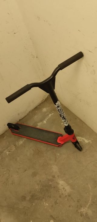 Patinete freestyle rojo y negro