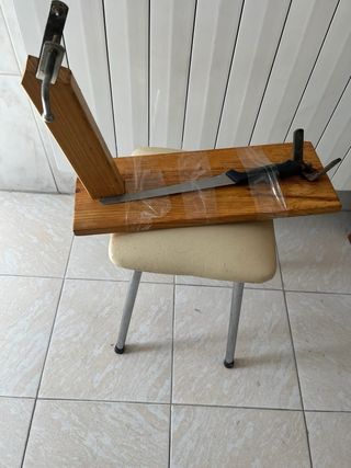Soporte Jamonero Madera y Metal y cuchillo.