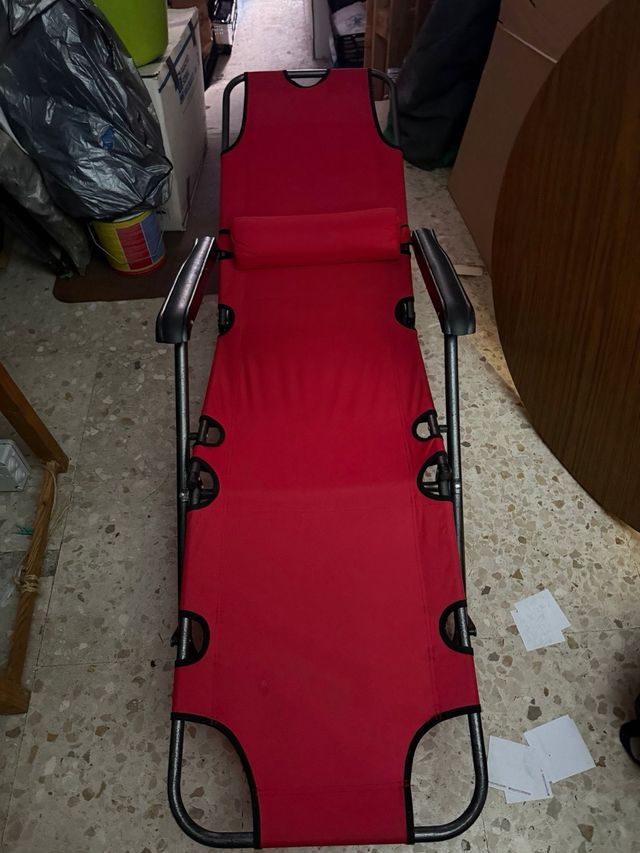 Silla reclinable roja y negra