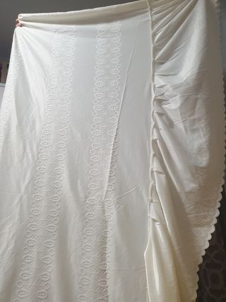 Sábana blanca de satén con bordado