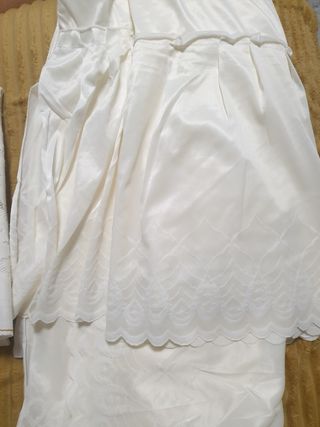 Sábana blanca de satén con bordado