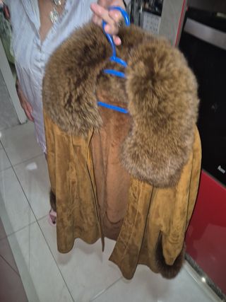 Chaquetón de piel y ante con cuello de pelo