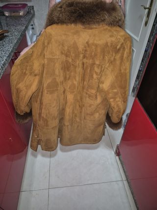Chaquetón de piel y ante con cuello de pelo