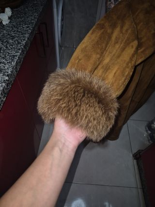 Chaquetón de piel y ante con cuello de pelo