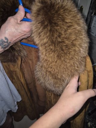 Chaquetón de piel y ante con cuello de pelo