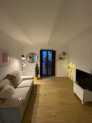 Sofá de tela gris y madera