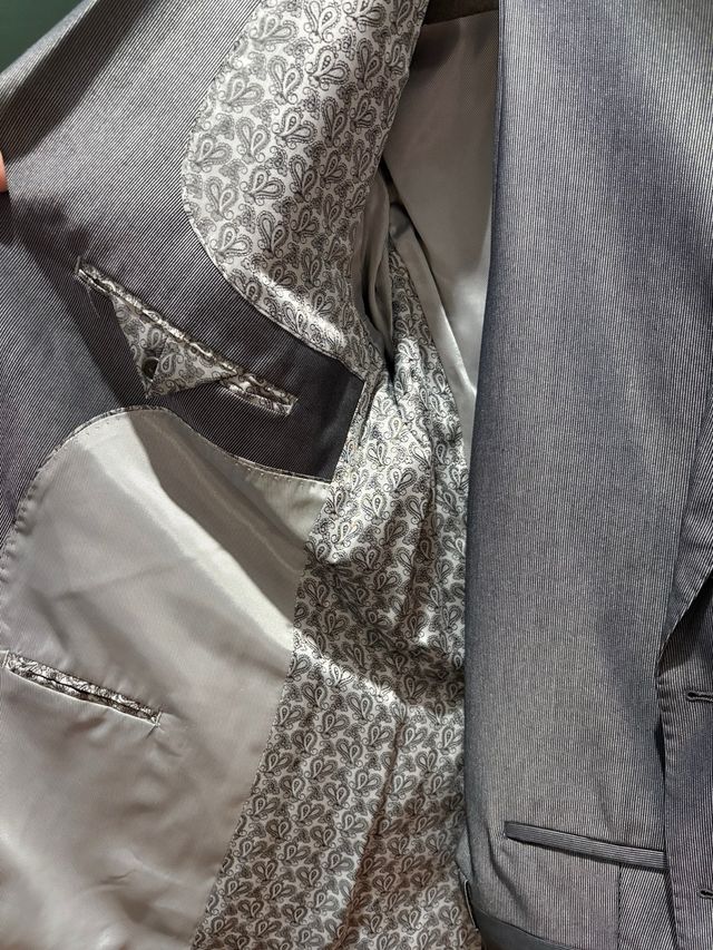 Traje de chaqueta gris con forro estampado