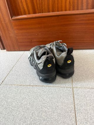 Nike Vapormax grises y negras