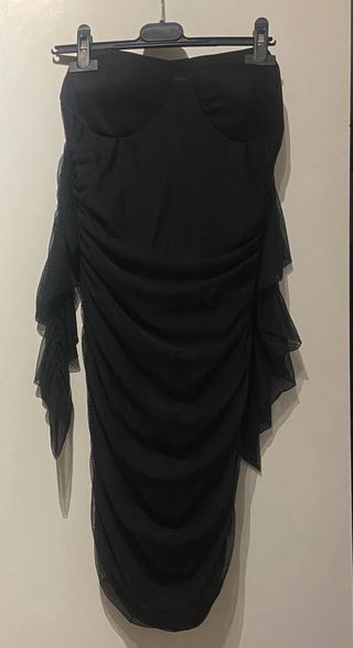 Vestido negro strapless con volantes
