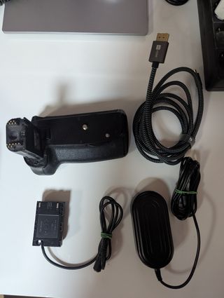 Set di accessori compatibili con Canon: Grip in dotazione