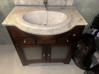 Mueble de baño madera y mármol con espejo