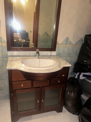 Mueble de baño madera y mármol con espejo