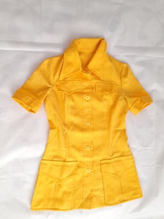 Traje de pantalón amarillo