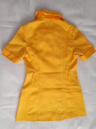 Traje de pantalón amarillo