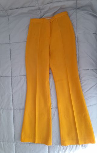 Traje de pantalón amarillo