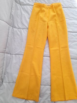 Traje de pantalón amarillo