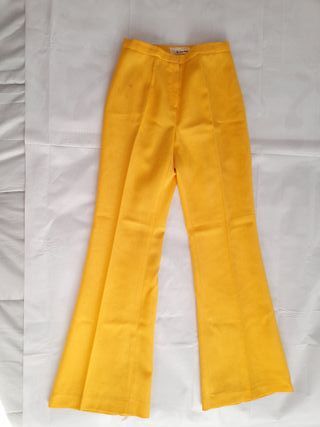 Traje de pantalón amarillo