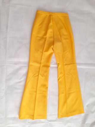 Traje de pantalón amarillo