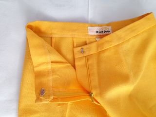 Traje de pantalón amarillo