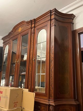 Mueble vitrina madera con puertas de cristal