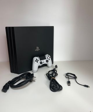 Consola Sony PS4 Pro Negra + Mando Blanco