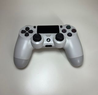 Consola Sony PS4 Pro Negra + Mando Blanco